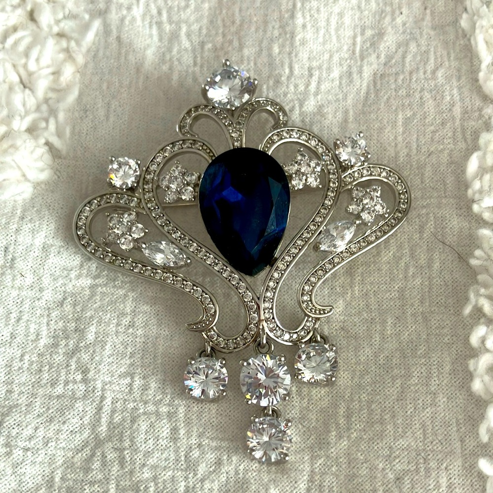 Brooch with blue stone